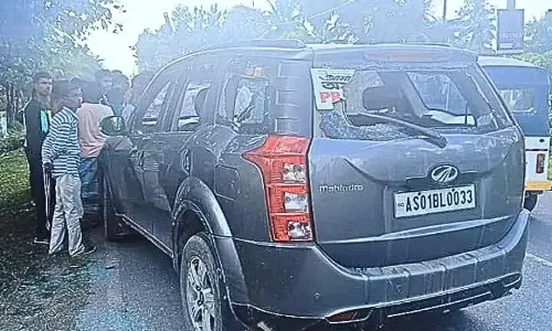 Assam : सांसद रकीबुल हुसैन के काफिले पर हमला, सामगुरी में पत्रकार की गाड़ी में तोड़फोड़ Assam : सांसद रकीबुल हुसैन के काफिले पर हमला, सामगुरी में पत्रकार की गाड़ी में तोड़फोड़