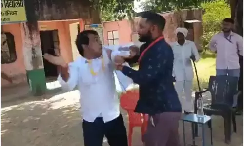 जब प्रत्याशी ने SDM को थप्पड़ मारा...मच गया हंगामा जब प्रत्याशी ने SDM को थप्पड़ मारा...मच गया हंगामा
