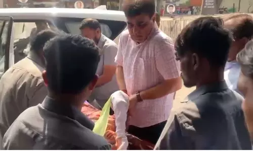Gujarat: शिक्षा मंत्री प्रफुल पनशेरिया ने सूरत में दुर्घटना में घायल महिला को बचाया