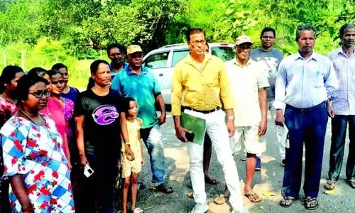 GOA: खराब सड़कों से तंग आकर मनोरा-रिया ने फुटबॉल मैदान में किया प्रदर्शन GOA: खराब सड़कों से तंग आकर मनोरा-रिया ने फुटबॉल मैदान में किया प्रदर्शन