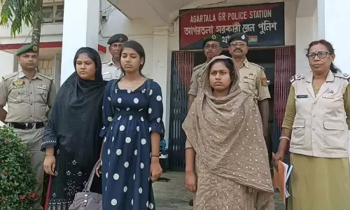 Tripura : अगरतला रेलवे स्टेशन पर तीन बांग्लादेशी महिलाएं हिरासत में ली गईं Tripura : अगरतला रेलवे स्टेशन पर तीन बांग्लादेशी महिलाएं हिरासत में ली गईं