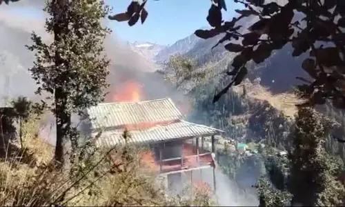 Kullu के मलाणा के पास मकान जलकर राख हो गया
