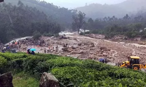 Wayanad bypoll: भूस्खलन से बचे लोगों के लिए मतदान केंद्रों पर भावनात्मक दृश्य Wayanad bypoll: भूस्खलन से बचे लोगों के लिए मतदान केंद्रों पर भावनात्मक दृश्य