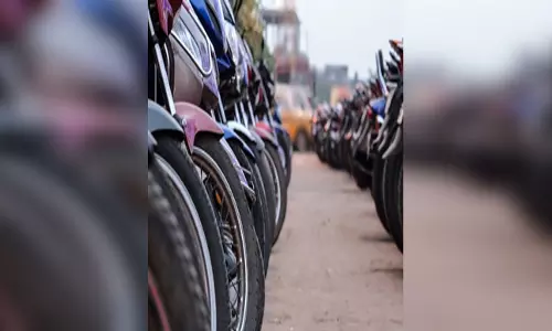 अक्टूबर में भारत में दोपहिया वाहनों की बिक्री ने बनाया रिकॉर्ड, 21.64 लाख यूनिट पहुंचा आंकड़ा अक्टूबर में भारत में दोपहिया वाहनों की बिक्री ने बनाया रिकॉर्ड, 21.64 लाख यूनिट पहुंचा आंकड़ा