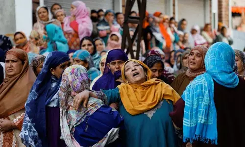 Srinagar ग्रेनेड हमले में गंभीर रूप से घायल महिला की मौत Srinagar ग्रेनेड हमले में गंभीर रूप से घायल महिला की मौत