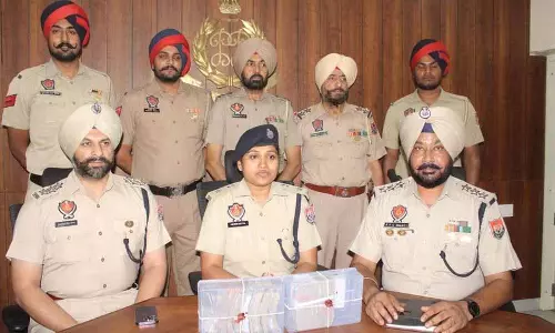 Ludhiana: 8 लाख रुपये की लूट की बात झूठी निकली, 2 लोग गिरफ्तार, पैसे बरामद Ludhiana: 8 लाख रुपये की लूट की बात झूठी निकली, 2 लोग गिरफ्तार, पैसे बरामद