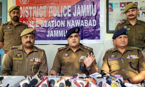 Jammu: गोलीबारी की घटना में शामिल दो कुख्यात अपराधी गिरफ्तार Jammu: गोलीबारी की घटना में शामिल दो कुख्यात अपराधी गिरफ्तार