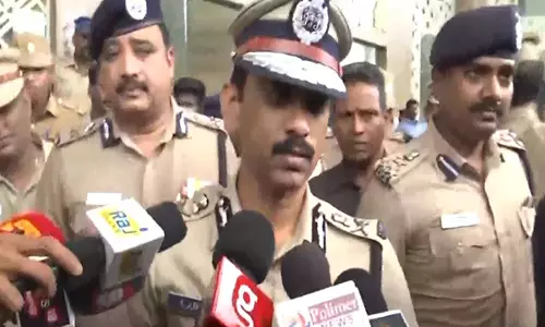 Chennai पुलिस आयुक्त ने कलैगनार अस्पताल में चाकूबाजी की घटना के बाद सुरक्षा व्यवस्था की समीक्षा की Chennai पुलिस आयुक्त ने कलैगनार अस्पताल में चाकूबाजी की घटना के बाद सुरक्षा व्यवस्था की समीक्षा की