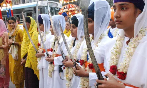 Gurdwara Guru Singh Sabha से रंगारंग नगर कीर्तन निकाला गया Gurdwara Guru Singh Sabha से रंगारंग नगर कीर्तन निकाला गया