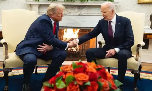 White House में डोनाल्ड ट्रंप ने पहली बार जो बिडेन से हाथ मिलाया, वीडियो...
