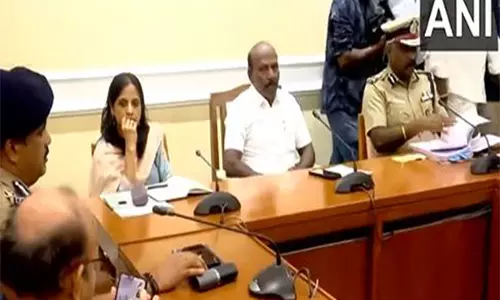 चाकूबाजी की घटना के बाद Tamil Nadu के स्वास्थ्य मंत्री ने मेडिकल एसोसिएशन के सदस्यों से की मुलाकात चाकूबाजी की घटना के बाद Tamil Nadu के स्वास्थ्य मंत्री ने मेडिकल एसोसिएशन के सदस्यों से की मुलाकात