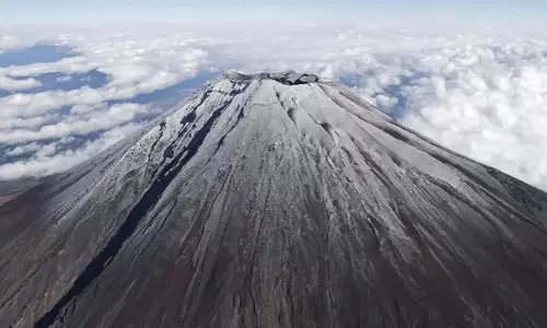 Japan के माउंट फ़ूजी पर देर से हुई बर्फबारी ने 130 साल का रिकॉर्ड तोड़ा