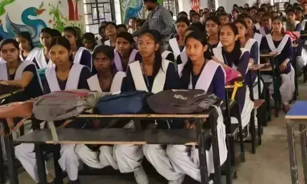 Kishanganj: बालिका उच्च विद्यालय डुमरिया में विधिक जागरूकता कार्यक्रम आयोजित हुआ