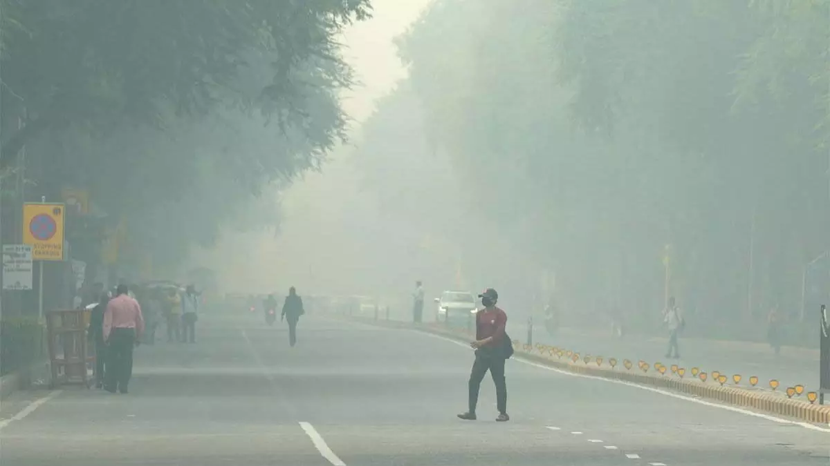 Delhi: दिल्ली की जहरीली हवा में सांस लेना मुश्किल, AQI पहुंचा 400 पार