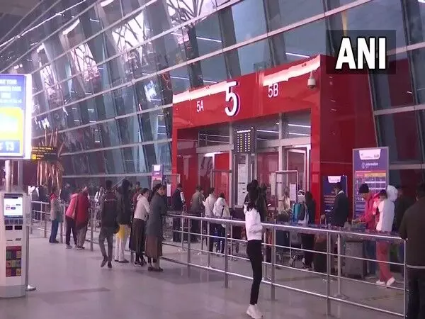 Delhi Airport ने शहर में बढ़ते वायु प्रदूषण के बीच यात्रियों के लिए एडवाइजरी जारी की