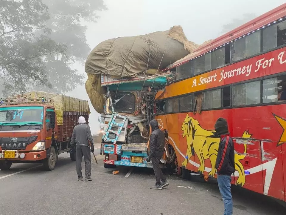 Hisar: ट्रक और बस की हुई भिड़ंत 20 से ज्यादा यात्री घायल ,कोहरे की वजह से हादसा