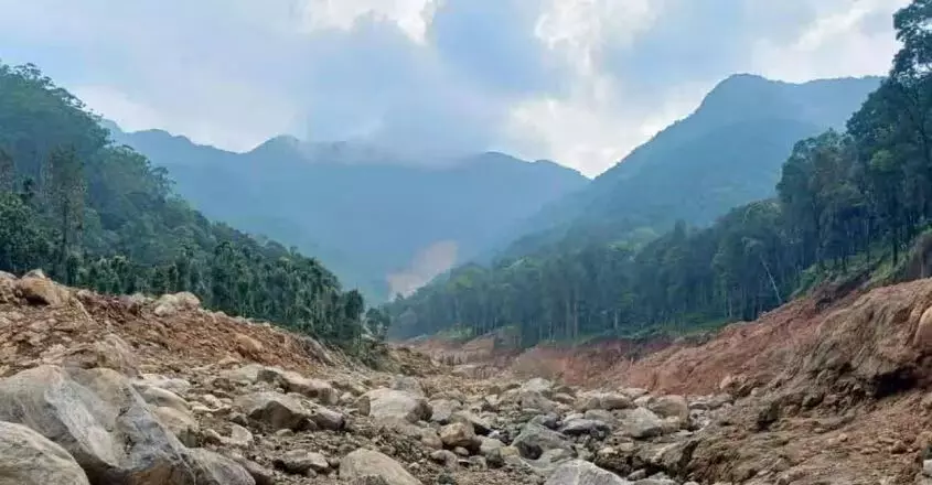 KERALA : भूस्खलन से बचे लोग अपने पूर्व पड़ोसियों और दोस्तों से मिलकर खुश हुए