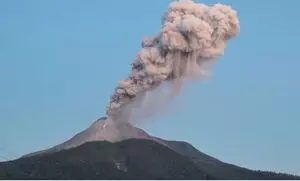 Indonesia के माउंट इबू में विस्फोट, जिससे दूसरा सबसे बड़ा विमानन अलर्ट जारी किया गया