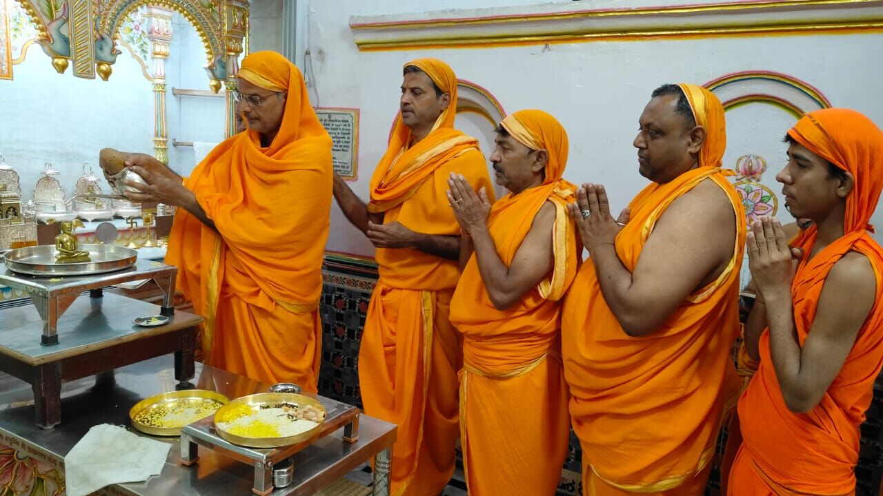 श्री दिगंबर जैन बड़ा मंदिर में श्री शांति नाथ भगवान का अभिषेक, Shanti Dhara की गई