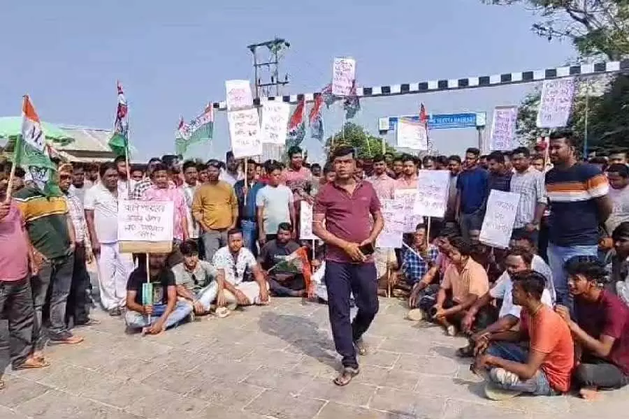 ट्रक चालकों ने बैराज राइड के अधिकार के लिए Gajoldoba रोड को अवरुद्ध कर दिया