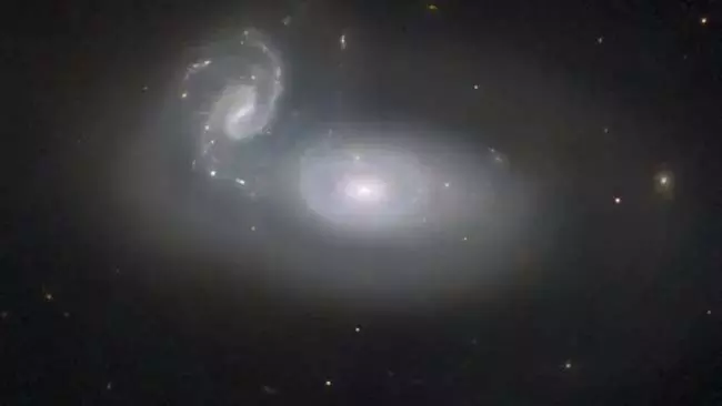 नई तस्वीर में आकाशगंगाएं (Galaxies) रानी के बालों में उलझी हुई दिख रही