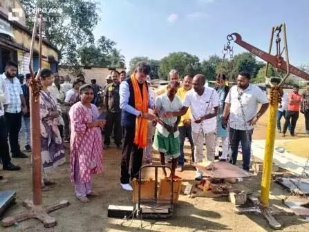 विधायक किरणदेव ने पल्ली धान खरीदी केन्द्र में पूजा-अर्चना कर धान खरीदी का किया शुभारंभ