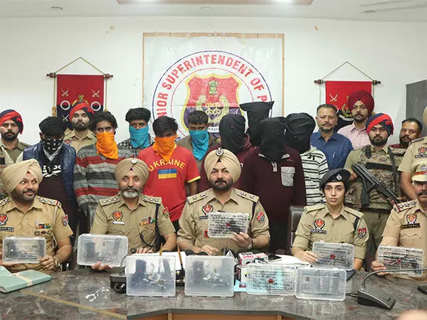 पंजाब पुलिस ने UK स्थित जबरन वसूली गिरोह का भंडाफोड़ किया, 7 पिस्तौलों के साथ 10 लोग गिरफ्तार