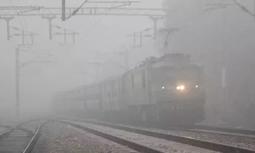 Delhi air pollution: निवासियों को घने धुएँ और गंभीर के साथ सुबह उठना पड़ा Delhi air pollution: निवासियों को घने धुएँ और गंभीर के साथ सुबह उठना पड़ा