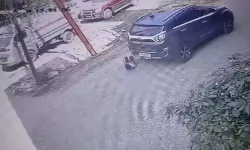 बच्चे पर चला कार का पहिया, वायरल वीडियो देखकर हैरान हुए लोग बच्चे पर चला कार का पहिया, वायरल वीडियो देखकर हैरान हुए लोग