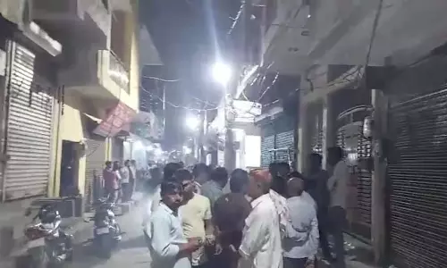 पिता और बेटे पर चाकूबाजी, एक की मौत पिता और बेटे पर चाकूबाजी, एक की मौत