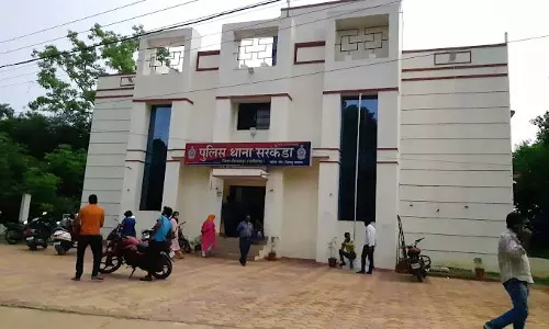 चिढ़ाने पर स्टूडेंट्स के बीच हुई लड़ाई, एक का सिर फटा चिढ़ाने पर स्टूडेंट्स के बीच हुई लड़ाई, एक का सिर फटा