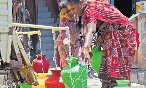 Karnataka: अपार्टमेंट में सीवेज पाइप को पानी की लाइन से जोड़ने के कारण पाइप फट गया Karnataka: अपार्टमेंट में सीवेज पाइप को पानी की लाइन से जोड़ने के कारण पाइप फट गया