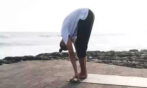 योग : कमर के आसपास चर्बी बढ़ गई है तो करें ये खास योगासन योग : कमर के आसपास चर्बी बढ़ गई है तो करें ये खास योगासन