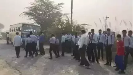 Aligarh: स्कूली बस की अचानक स्टेरिंग हुई फेल, बड़ा हादसा टला Aligarh: स्कूली बस की अचानक स्टेरिंग हुई फेल, बड़ा हादसा टला