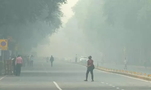 Delhi: दिल्ली की जहरीली हवा में सांस लेना मुश्किल, AQI पहुंचा 400 पार Delhi: दिल्ली की जहरीली हवा में सांस लेना मुश्किल, AQI पहुंचा 400 पार