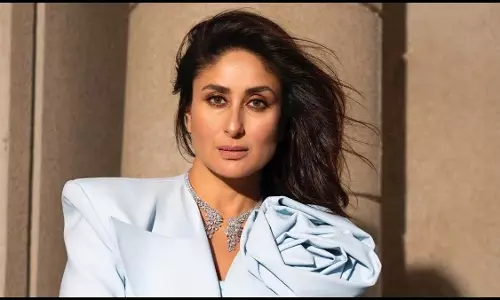 करीना कपूर ने पहले हाई हील्स को छोड़ा और फिर गोल्फ कार्ट पर नंगे पैर बैठी
