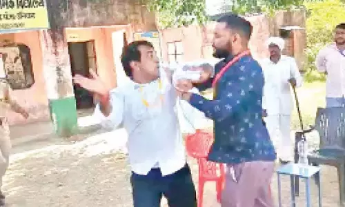 RJ: निर्दलीय उम्मीदवार ने चुनाव अधिकारी को थप्पड़ मारा RJ: निर्दलीय उम्मीदवार ने चुनाव अधिकारी को थप्पड़ मारा