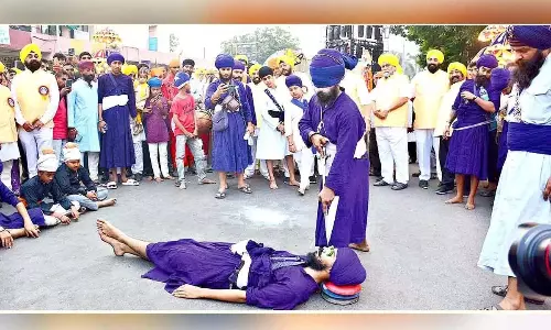 Telangana: गुरुद्वारा गुरु सिंह सभा से निकाली गई रंगारंग शोभायात्रा Telangana: गुरुद्वारा गुरु सिंह सभा से निकाली गई रंगारंग शोभायात्रा
