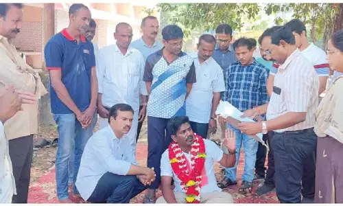 Andhra: जेएसपी पार्षद ने देरी के खिलाफ किया प्रदर्शन Andhra: जेएसपी पार्षद ने देरी के खिलाफ किया प्रदर्शन