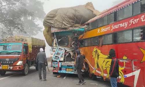 Hisar: ट्रक और बस की हुई भिड़ंत 20 से ज्यादा यात्री घायल ,कोहरे की वजह से हादसा Hisar: ट्रक और बस की हुई भिड़ंत 20 से ज्यादा यात्री घायल ,कोहरे की वजह से हादसा