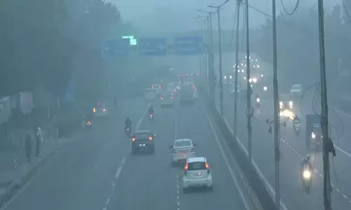Delhi में खतरनाक AQI 428 पर दम घुटा, निवासियों ने मदद की गुहार लगाई