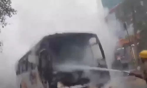 स्कूल बस में लगी आग, मच गई अफरातफरी, VIDEO स्कूल बस में लगी आग, मच गई अफरातफरी, VIDEO