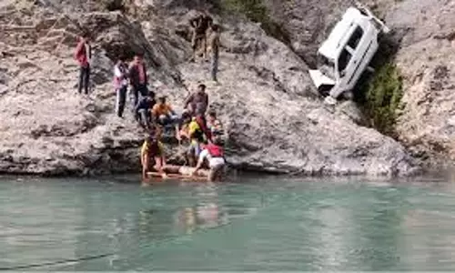 Dehradun 200 मीटर गहरी खाई में गिरी ऑल्टो कार, हादसे में एक की मौत और दो घायल