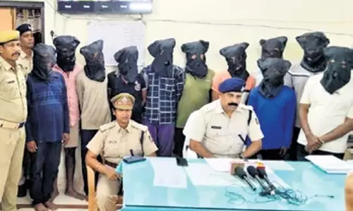 Odisha में गोदाम से केंदू पत्ता लूटने के आरोप में 13 लोग गिरफ्तार