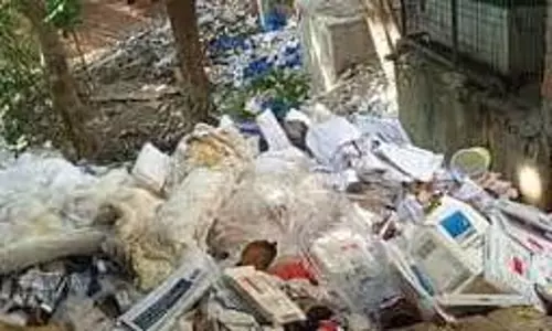 Pratapgarh: आरआरसी घरों से न कूड़ा उठ रहा न हो रहा निस्तारण Pratapgarh: आरआरसी घरों से न कूड़ा उठ रहा न हो रहा निस्तारण