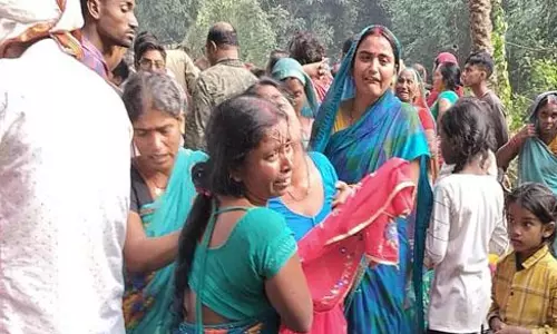 बगीचे में पेड़ से लटका म‍िला युवक का शव, हत्या की आशंका