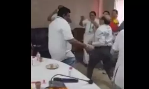 अस्पताल का ऐसा VIDEO...हेल्थ मिनिस्टर तक पहुंची बात, मचा हड़कंप अस्पताल का ऐसा VIDEO...हेल्थ मिनिस्टर तक पहुंची बात, मचा हड़कंप
