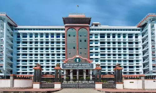 Kerala HC ने फोर्ट कोच्चि में फ्रांसीसी पर्यटक के गिरने को शर्मनाक और अपमानजनक घटना बताया Kerala HC ने फोर्ट कोच्चि में फ्रांसीसी पर्यटक के गिरने को शर्मनाक और अपमानजनक घटना बताया