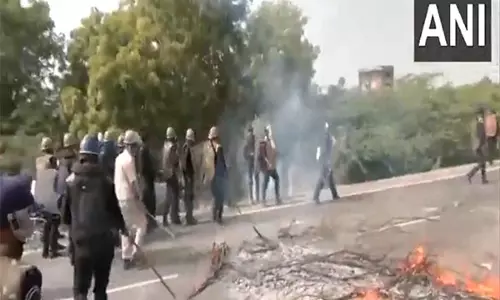 Tonk violence: नरेश मीना के समर्थकों ने उनकी गिरफ्तारी का विरोध किया, राज्य राजमार्ग को अवरुद्ध किया Tonk violence: नरेश मीना के समर्थकों ने उनकी गिरफ्तारी का विरोध किया, राज्य राजमार्ग को अवरुद्ध किया