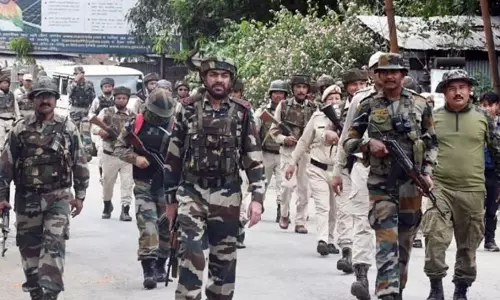 Manipur : हिंसा बढ़ने पर केंद्र ने मणिपुर में 2,000 अतिरिक्त जवान भेजे Manipur : हिंसा बढ़ने पर केंद्र ने मणिपुर में 2,000 अतिरिक्त जवान भेजे